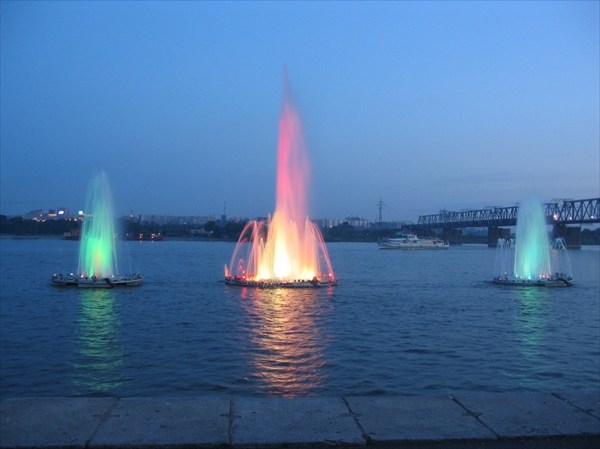 Цветные фонтаны на набережной